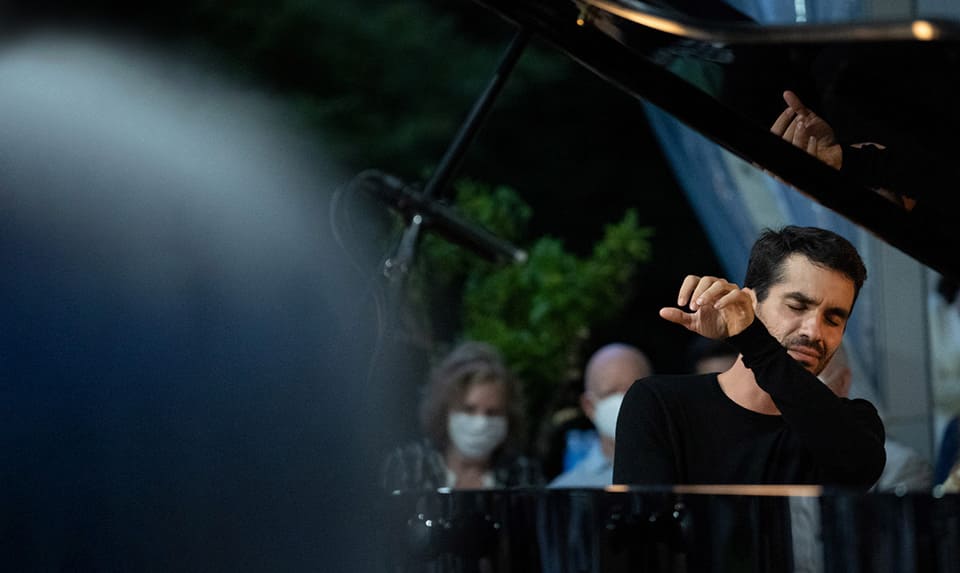 Juanjo Mena dirigirá la OBC y el pianista Juan Pérez Floristán en L’Auditori