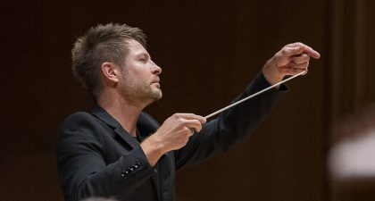Krzysztof Urbański y la violinista Bomsori junto a la ONE con obras de Grażyna Bacewicz, Chaikovski y Dvořák