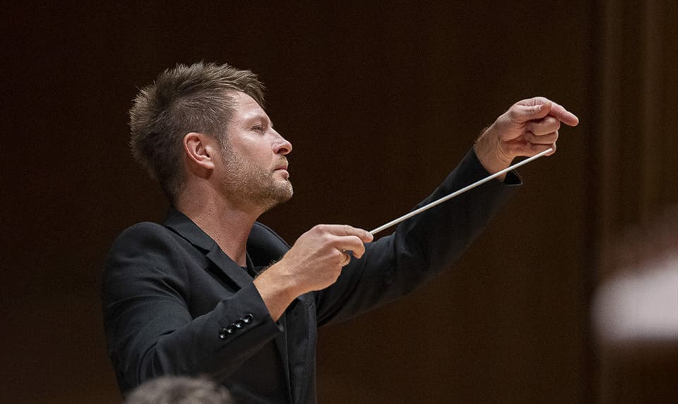 Krzysztof Urbański y la violinista Bomsori junto a la ONE con obras de Grażyna Bacewicz, Chaikovski y Dvořák
