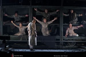 Fila de arriba: Lidia Vinyes-Curtis (Krzystina), Nadezhda Karyazina (Hannah), Liuba Sokolova (Bronka). Fila de arriba: Olivia Doray (Yvette), Marta Fontanals-Simmons (Vlasta), Anna Gorbachyova-Ogilvie (Katja). De espaldas: Amanda Majeski (Marta).