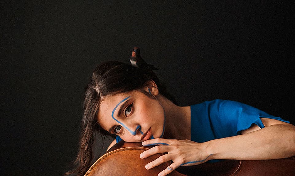 Pilar Almalé canta al amor y a lo onírico en «Entre negros y azules»