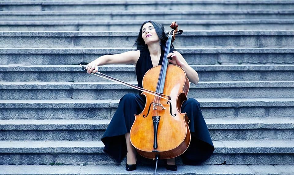 La violonchelista Iris Azquinezer liga su propia música con las suites de Bach en una trilogía que cierra en Teatros del Canal