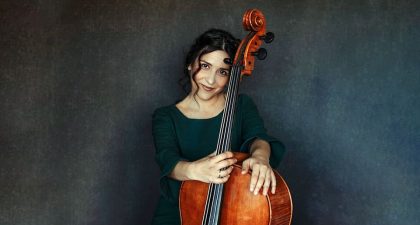 La violonchelista Iris Azquinezer liga su propia música con las suites de Bach en una trilogía que cierra en Teatros del Canal