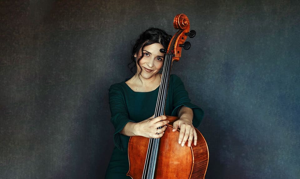La violonchelista Iris Azquinezer liga su propia música con las suites de Bach en una trilogía que cierra en Teatros del Canal