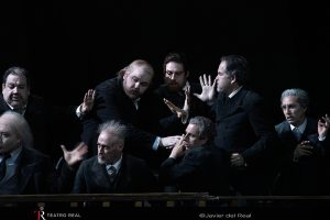 Abajo: Jong Min Park (Veit Pogner), José Antonio López (Fritz Kothner), Paul Schweinester (Kunz Vogelgesang).
