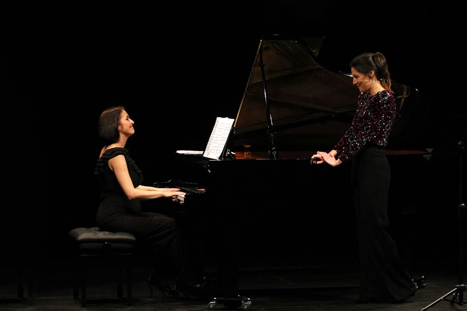 Adriana Viñuela y Elisa Rapado rinden tributo a las corrientes artísticas truncadas por la Guerra Civil española Adriana Viñuela y Elisa Rapado rinden tributo a las corrientes artísticas truncadas por la Guerra Civil española