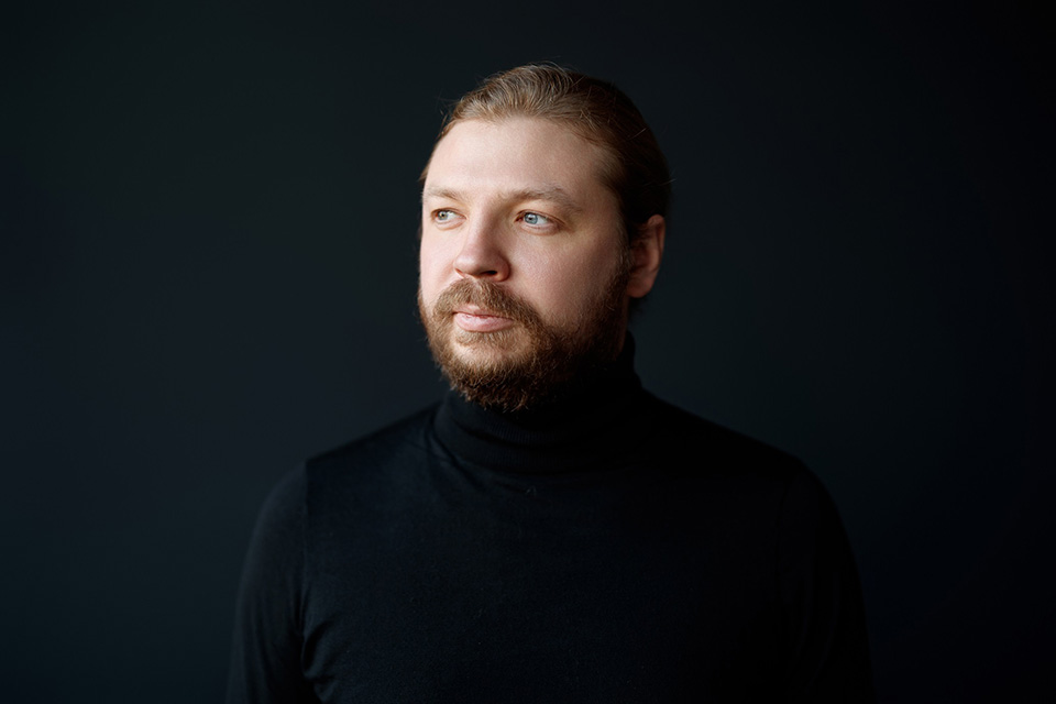 Programa de la Temporada Sinfónica 24/25 de la Euskadiko Orkestra, con Denis Kozhukhin interpretando el Concierto para piano nº1 de Brahms.