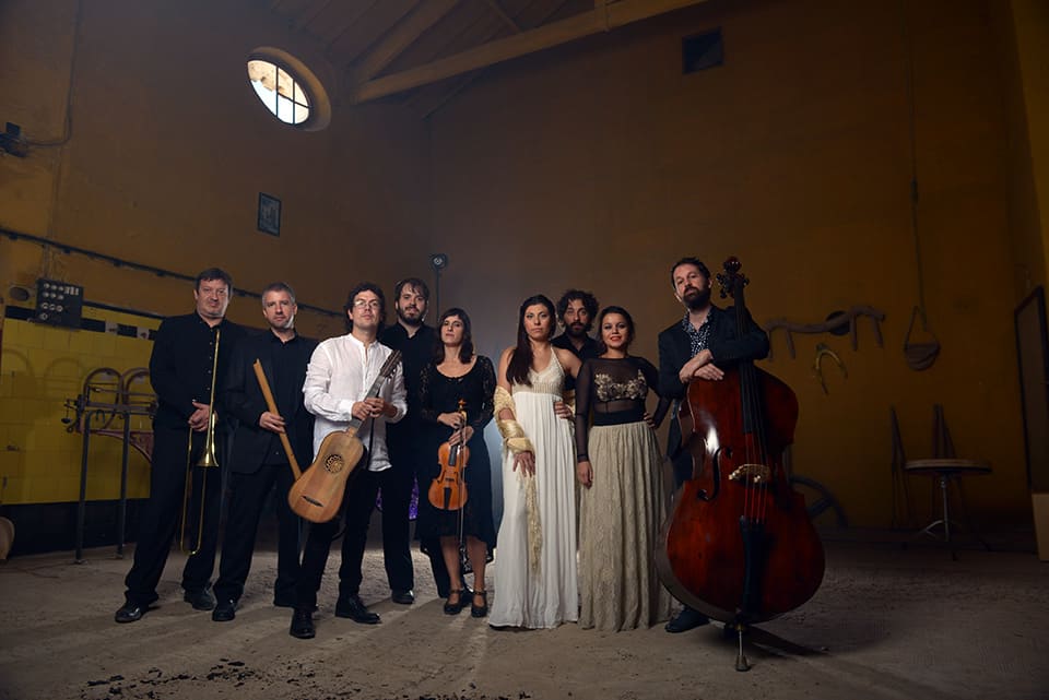 Euskal Barrokensemble interpreta El amor brujo con instrumentos antiguos y percusiones persas