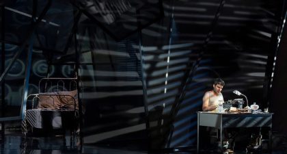 Les Arts estrena "Tránsito", de Jesús Torres, un sobrecogedor canto el desarraigo en un nuevo montaje de Carles Alfaro