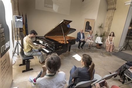Juan Floristán al piano, sentados Paco Teruel, Ana Guijarro y Rachel Breen.