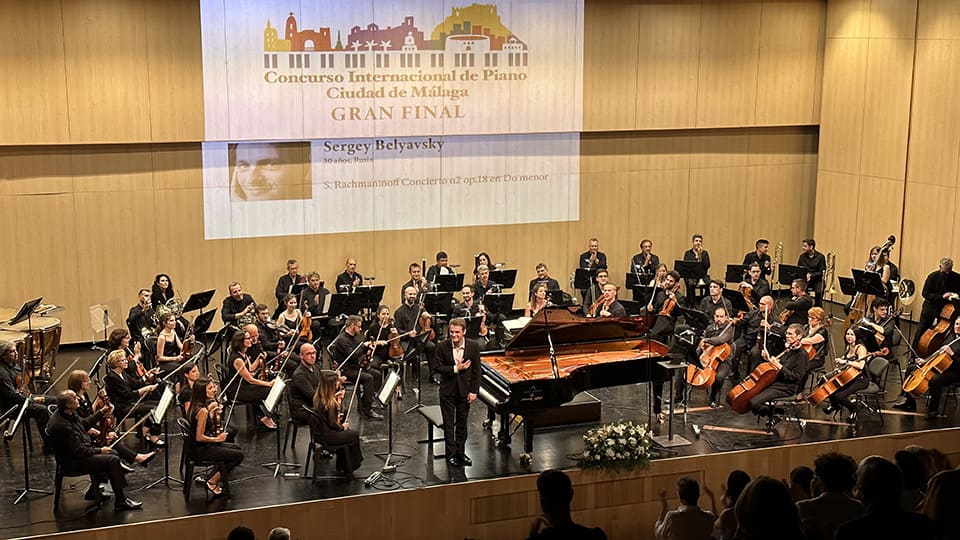 Larga ovación para el pianista Sergey Belyavsky que gana el Concurso Internacional de Piano Ciudad de Málaga Larga ovación para el pianista Sergey Belyavsky que gana el Concurso Internacional de Piano Ciudad de Málaga