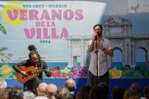 Vicente Navarro durante su actuación en la presentación de Veranos de la Villa 2024