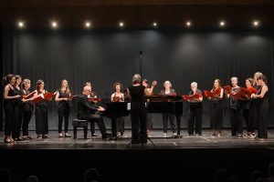 El coro de mujeres A cau d’orella, dirigido por Mónica Perales y el pianista Victoriano Goterris.