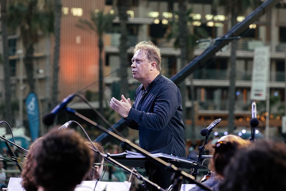 Ludovic Morlot y la OBC con el Orfeó Català deslumbran Barcelona con el concierto inaugural de Clàssica a la Platja