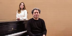 María Valverde finaliza el rodaje de "El canto de las manos", su ópera prima Gustavo-Dudamel-y-María-Valverde-1