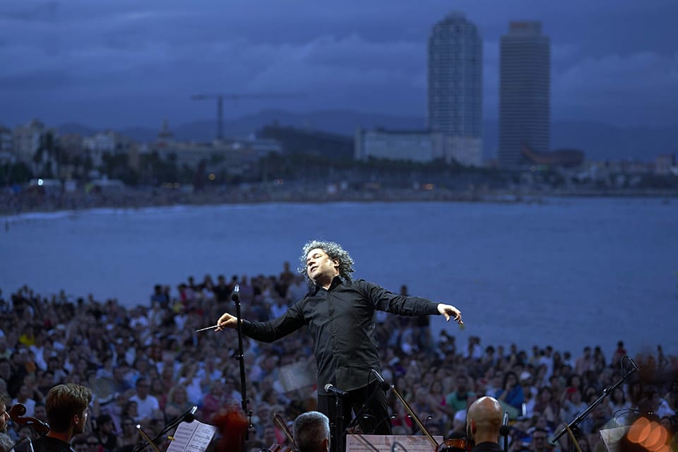 Un concierto de película con Dudamel y el Orquesta del Liceu brillan en el Clàssica a la Platja