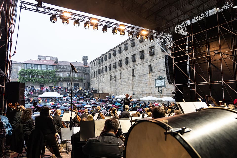 La Real Filharmonía de Galicia actúa en la Plaza de la Quintana en las celebraciones por las Fiestas del Apóstol