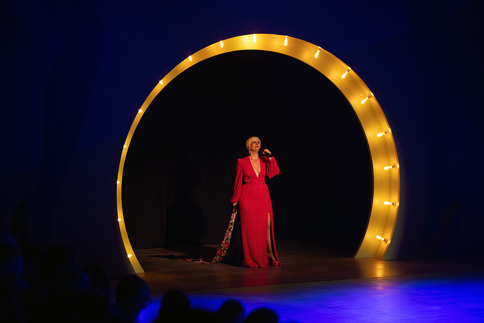 Pasión Vega revisita el universo de Pedro Almodóvar en el Teatro de la Maestranza