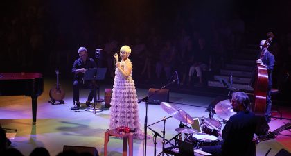Pasión Vega rinde un homenaje emocionante al universo del director Pedro Almodóvar en el Festival Perelada 2024