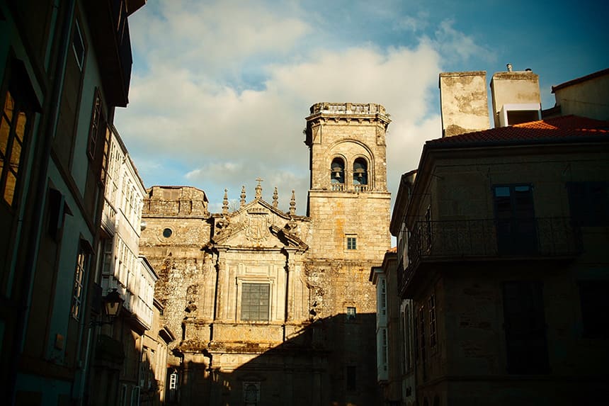 La Real Filharmonía de Galicia actúa en la iglesia de Santo Agostiño como parte de su gira estival