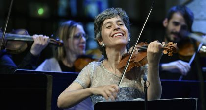 Amandine Beyer dirige a la Real Filharmonía de Galicia en su primer concierto como artista en residencia