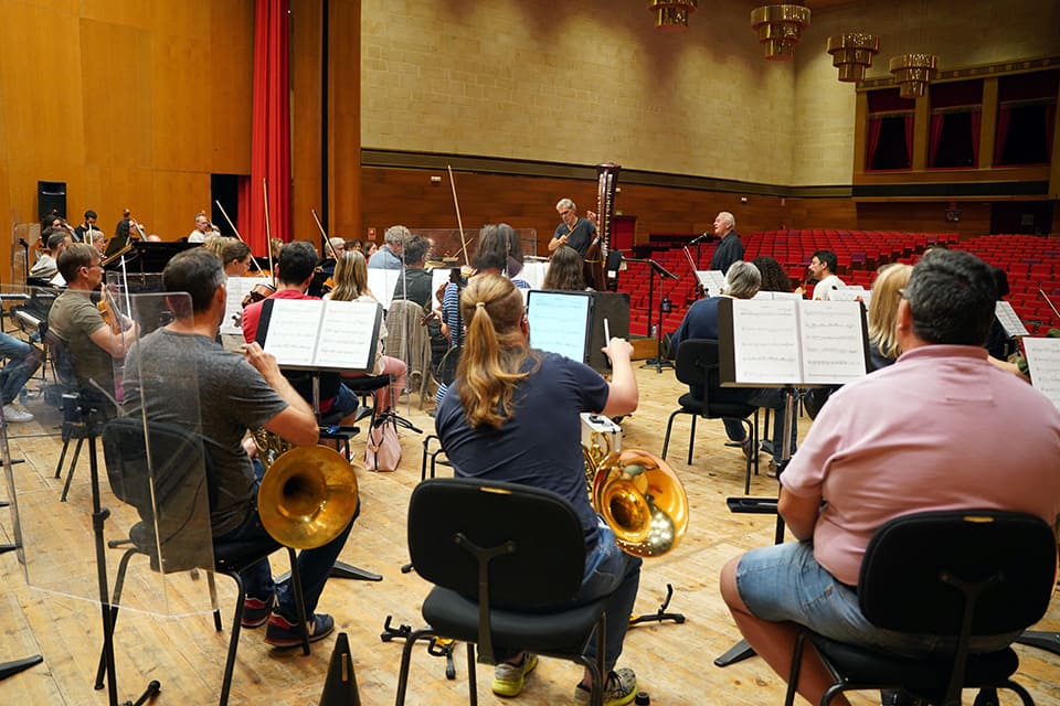 La Real Filharmonía de Galicia actúa en Vigo junto al cantante Víctor Manuel en su gira sinfónica