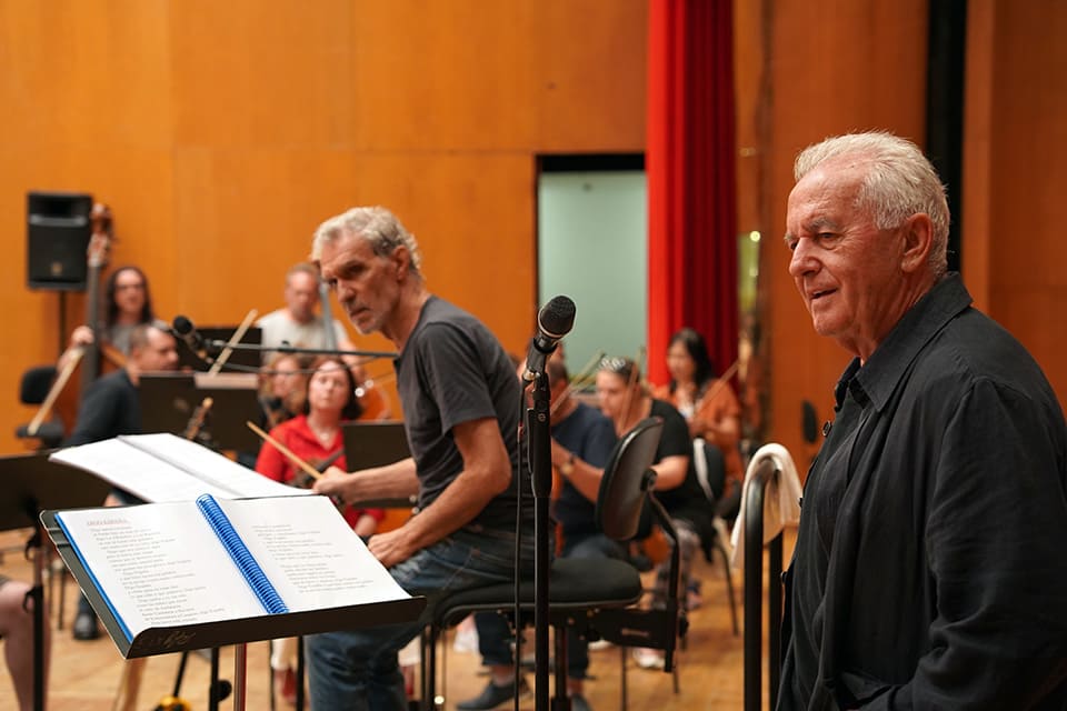 La Real Filharmonía de Galicia actúa en Vigo junto al cantante Víctor Manuel en su gira sinfónica