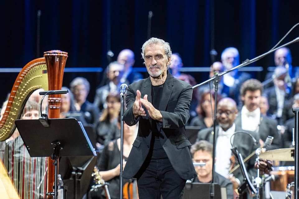 La Real Filharmonía de Galicia actúa en Vigo junto al cantante Víctor Manuel en su gira sinfónica