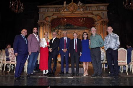 El Teatro Real inaugura su 28ª temporada operística con Adriana Lecouvreur Joan Matabosch (director artístico del Teatro Real), tenor Brian Jagde (Maurizio), mezzosoprano Elina Garanca (princesa de Bouillon), Nicola Luisotti (director musical), Ignacio García-Belenguer (director general del Teatro Real), Gregorio Marañón (presidente del Teatro Real), Ermonela Jaho (Adriana Lecouvreur), Justin Way (puesta en escena), Charles Edwards (escenógrafo)