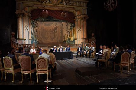 El Teatro Real inaugura su 28ª temporada operística con Adriana Lecouvreur Rueda de prensa con los artistas y los periodistas en el escenario