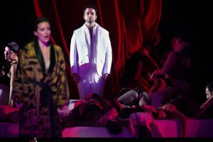 El Teatro Real es candidato a siete premios en los International Opera Awards 2024 Xavier Anduaga (Duque de Mantua), con actores y bailarinas en Rigoletto.