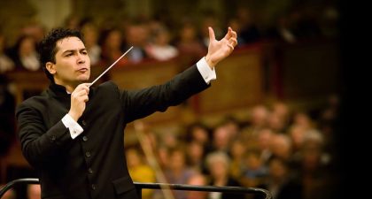 Andrés Orozco-Estrada debuta con la OCNE dirigiendo obras de Mendelssohn y Berlioz