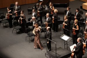 La trompista Sarah Willis estrena en España su proyecto musical “Mozart y mambo” Sarah Willis y la OSN