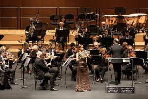 La trompista Sarah Willis estrena en España su proyecto musical “Mozart y mambo” Sarah Willis y la OSN