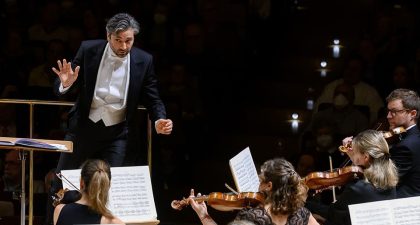 El maestro David Afkham dirige la Orquesta Nacional de España en la Quinta Sinfonía de Bruckner