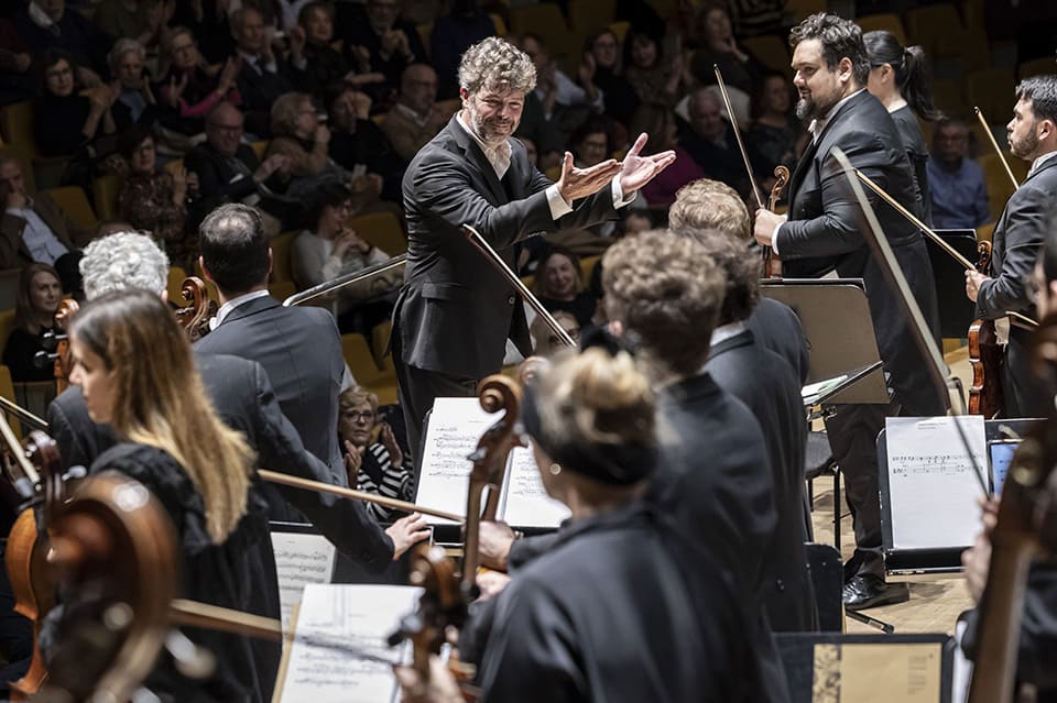 Pablo Heras-Casado dirige un emotivo concierto solidario con la Orquestra de la Comunitat Valenciana, apoyando a los afectados por la riada.