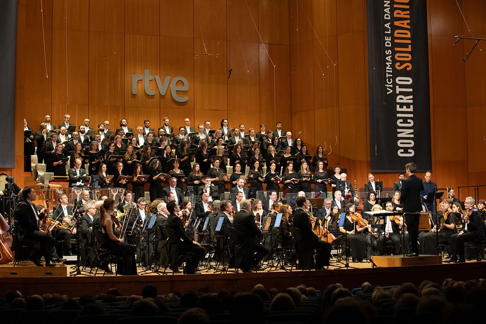 El Teatro Monumental acogió el concierto solidario de la Orquesta Sinfónica y Coro RTVE por las víctimas de la DANA