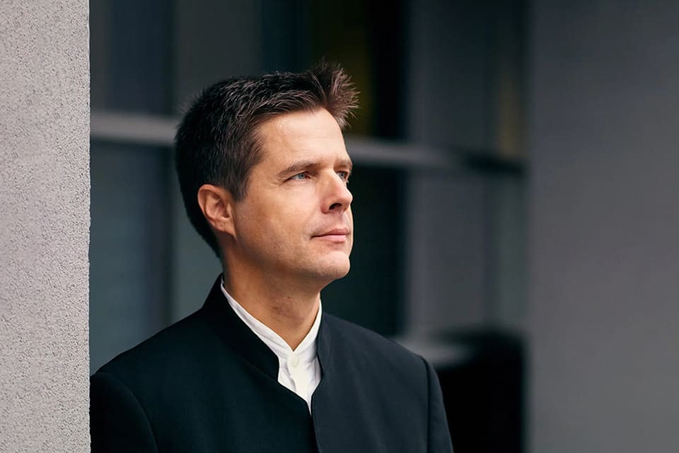 La célebre violinista María Dueñas se presenta junto a la Orquesta RTVE bajo la dirección del maestro Christoph König en un concierto de gran excelencia musical. La célebre violinista María Dueñas se presenta junto a la Orquesta RTVE bajo la dirección del maestro Christoph König en un concierto de gran excelencia musical.