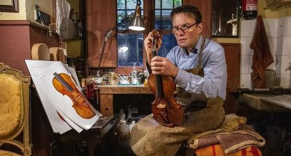 El luthier David Bagué cumple 60 años inmerso de lleno con los violines prêt-à-porter para los jóvenes músicos del futuro