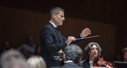 David González dirige la Orquesta Filarmónica de Gran Canaria con Pacho Flores como solista