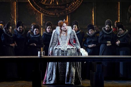 Aigul Akhmetshina (Elisabetta) y Coro Titular del Teatro Real.