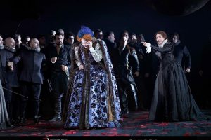 Aigul Akhmetshina (Elisabetta), Lisette Oropesa (Maria Stuarda) y Coro Titular del Teatro Real.