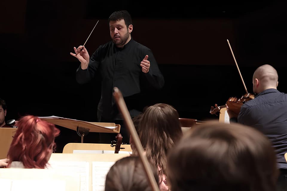 Obradoiro de Dirección Orquestal de la Real Filharmonía de Galicia. Experiencia única para aprender y perfeccionar tus habilidades musicales.