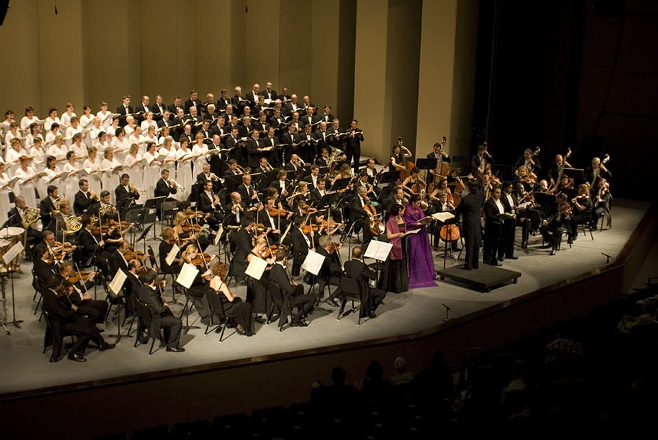 La Orquesta Sinfónica de Navarra y el Orfeón Pamplonés debutan en Cuenca; Raúl Junquera y Beatriz Fernández actúan con la Orquesta de València.