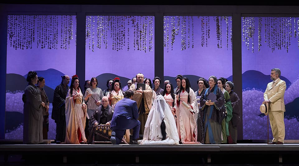 Paolo Bortolameolli presenta "Madama Butterfly" de Puccini. Producción orientalista, donde delicadeza y emoción se entrelazan en cada nota.