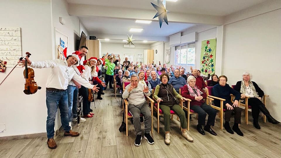 Músicos voluntarios de la Orquesta RTVE ofrecen un emotivo concierto en residencia de día ASISPA en Madrid. Músicos voluntarios de la Orquesta RTVE ofrecen un emotivo concierto en residencia de día ASISPA en Madrid.