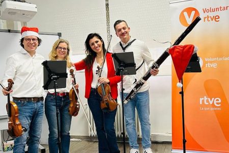 Músicos voluntarios de la Orquesta RTVE ofrecen un emotivo concierto en residencia de día ASISPA en Madrid. Voluntarios de RTVE en ASISPA