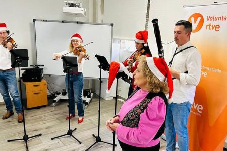 Músicos voluntarios de la Orquesta RTVE ofrecen un emotivo concierto en residencia de día ASISPA en Madrid. Voluntarios de RTVE en ASISPA