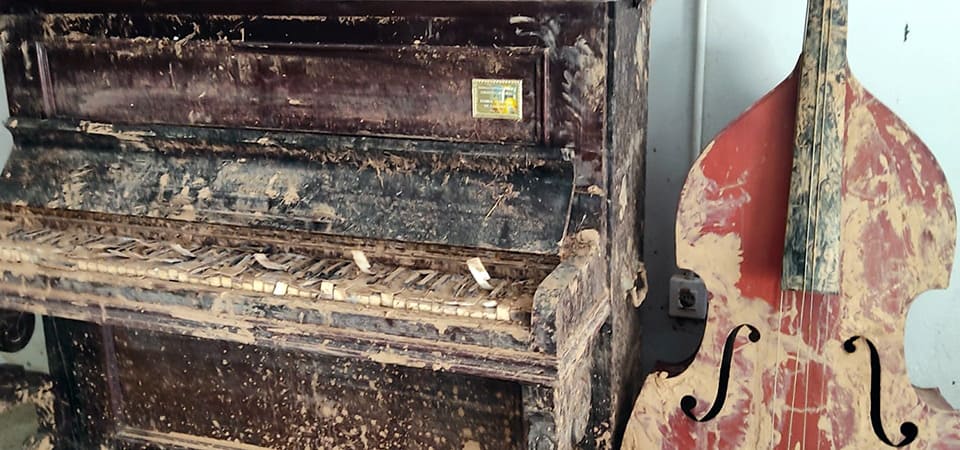 El presidente del Cabildo de Gran Canaria hace entrega del cheque con la recaudación del Concierto por Valencia de la OFGC.