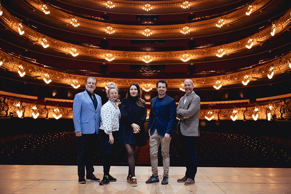 Paolo Bortolameolli presenta "Madama Butterfly" de Puccini. Producción orientalista, donde delicadeza y emoción se entrelazan en cada nota.